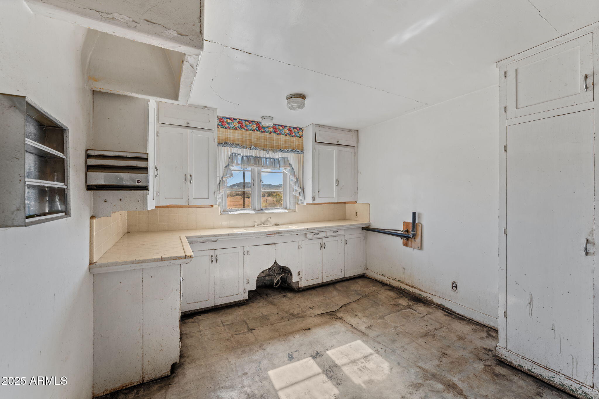 16057 Sickles Ranch Road Peeples Valley, AZ 86332 - Photo 13 of 40 a large white kitchen with cabinets