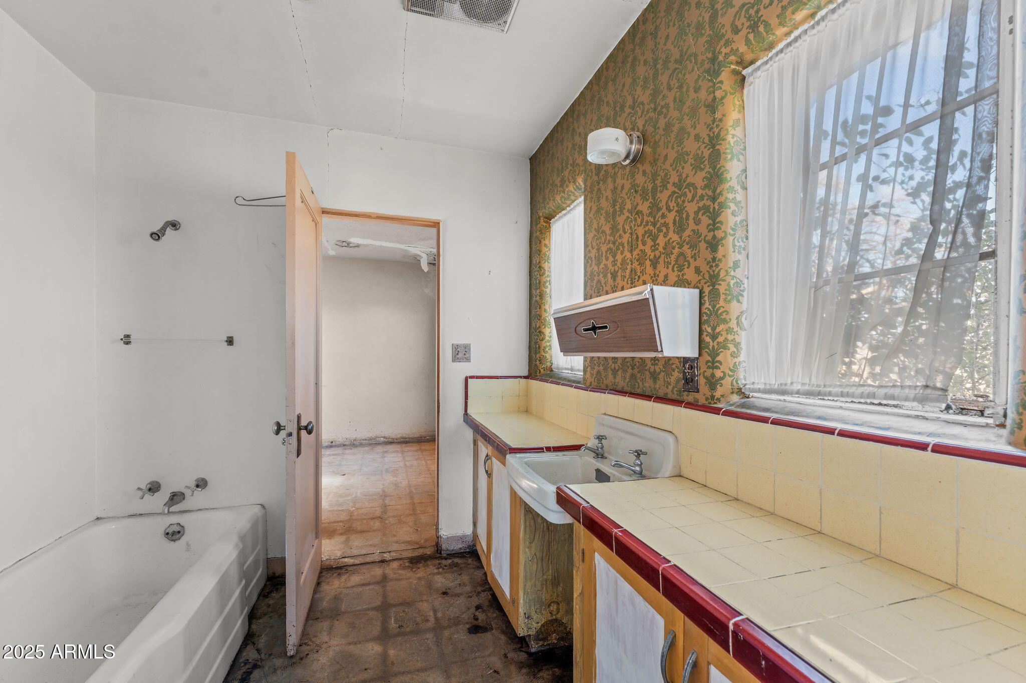 16057 Sickles Ranch Road Peeples Valley, AZ 86332 - Photo 16 of 40 a bathroom with a tub sink and mirror