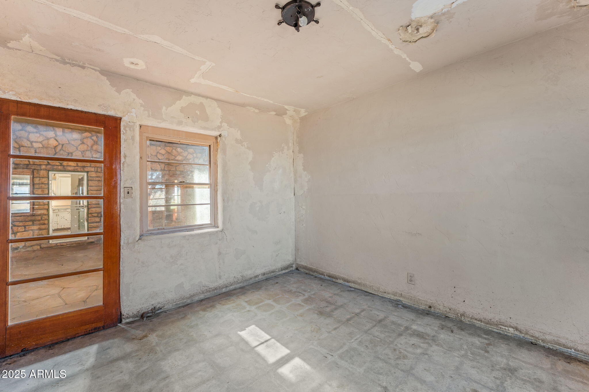 16057 Sickles Ranch Road Peeples Valley, AZ 86332 - Photo 19 of 40 an empty room with windows