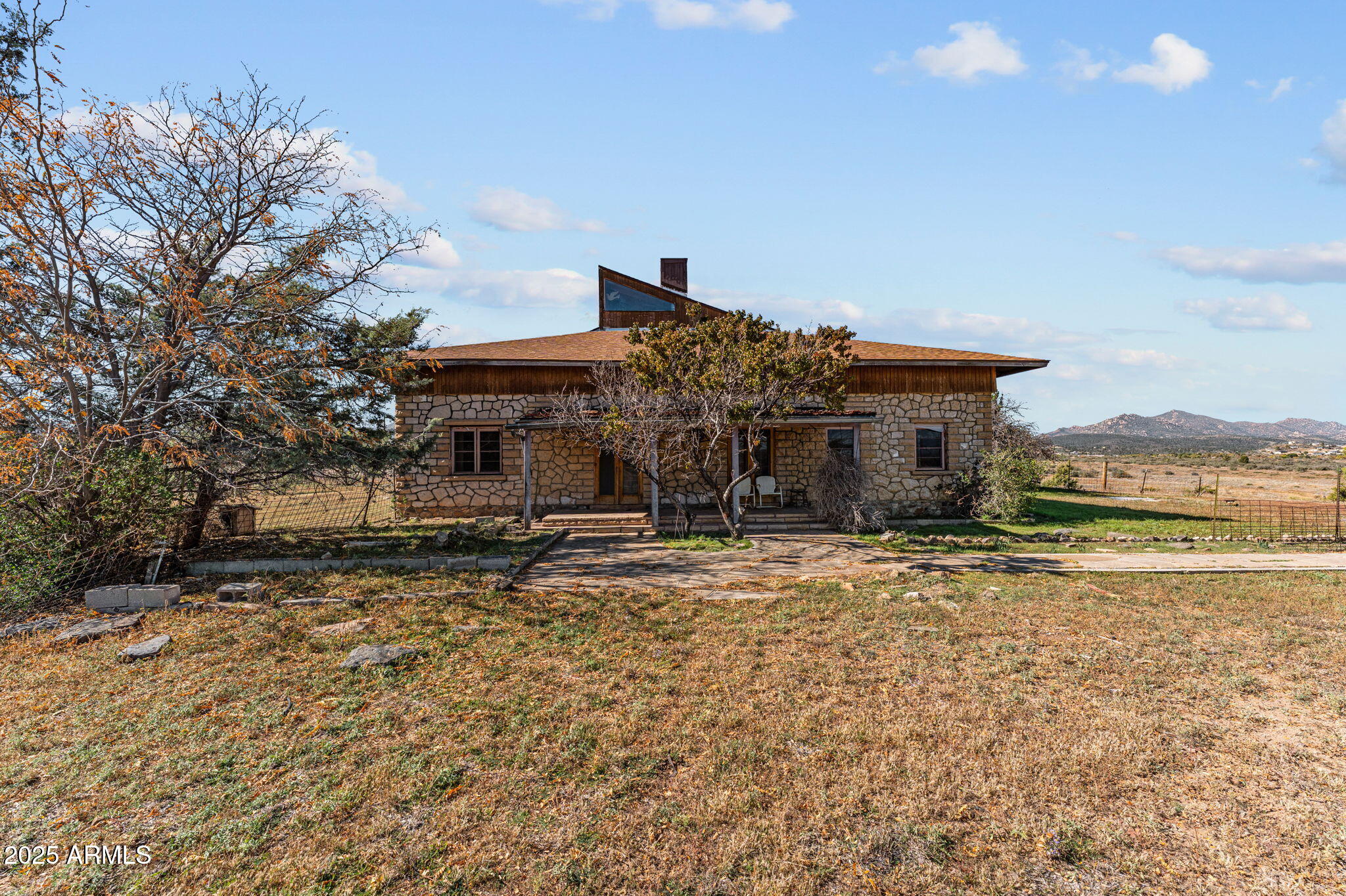 16057 Sickles Ranch Road Peeples Valley, AZ 86332 - Photo 7 of 40 a front view of a house with a yard