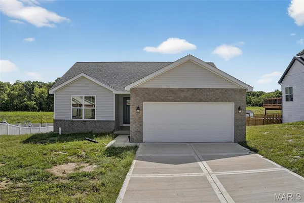 $324,900 | 826 Glenbriar Drive, Waterloo, IL 62298