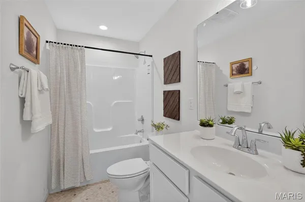 $324,900 | 826 Glenbriar Drive, Waterloo, IL 62298
