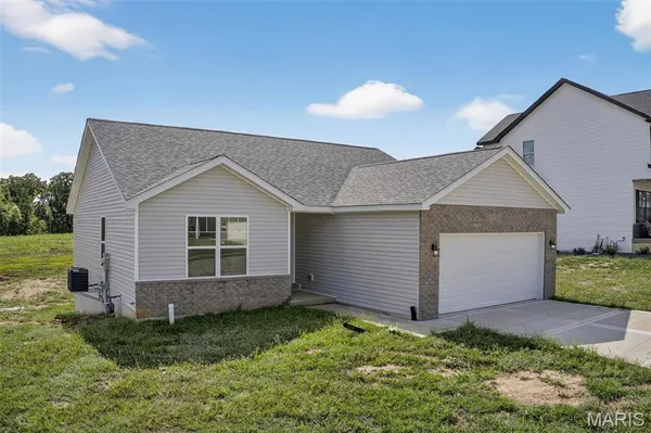 $324,900 | 826 Glenbriar Drive, Waterloo, IL 62298