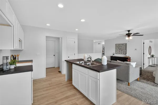 $324,900 | 826 Glenbriar Drive, Waterloo, IL 62298