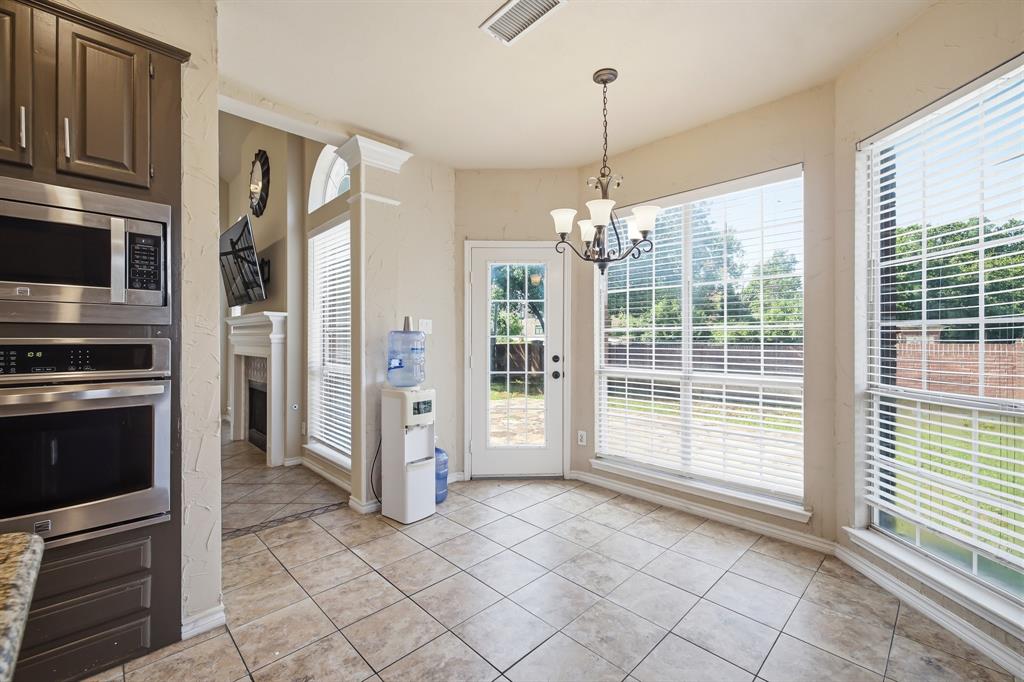 1911 New Haven Road Grapevine, TX 76051 - Photo 22 of 39 Large bay window in the breakfast nook expands the floor space to put a 6-seat taable here.