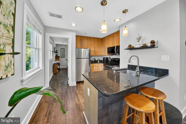 $2,100 | 2608 Sherman Avenue Northwest, Unit 303, Washington, DC 20001