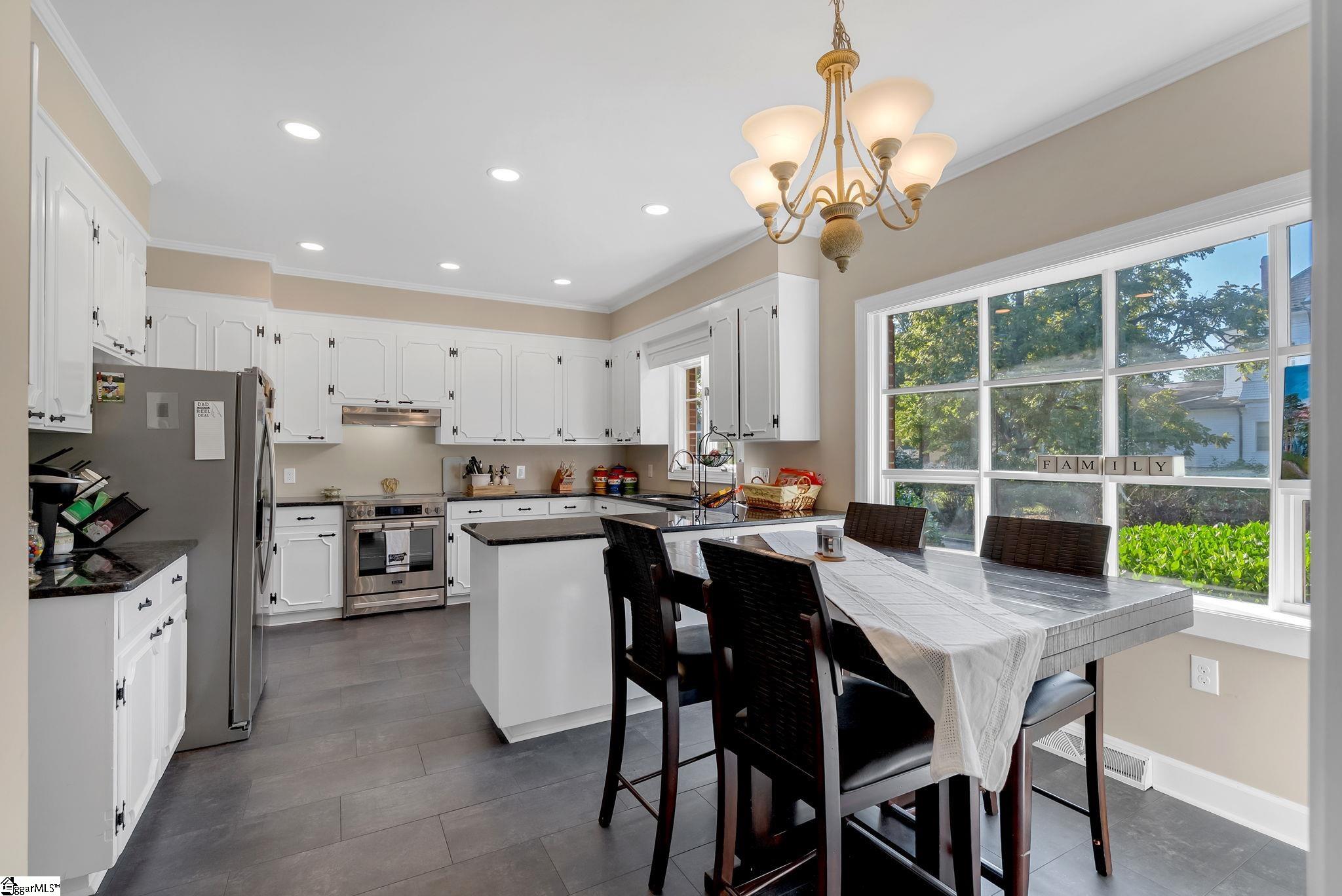 307 South Broad Street Clinton, SC 29325 - Photo 5 of 28