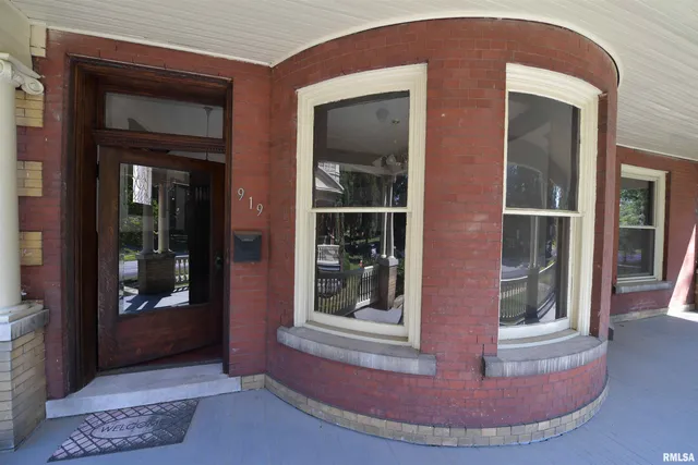 $385,000 | 919 West Moss Avenue, Peoria, IL 61606
