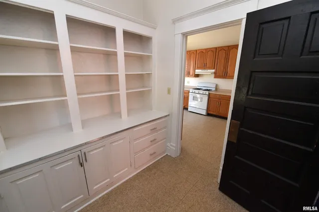 $385,000 | 919 West Moss Avenue, Peoria, IL 61606