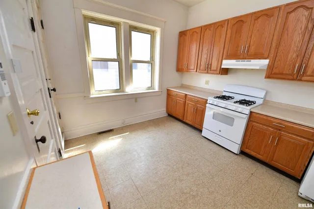 $385,000 | 919 West Moss Avenue, Peoria, IL 61606