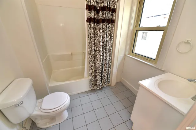 $385,000 | 919 West Moss Avenue, Peoria, IL 61606