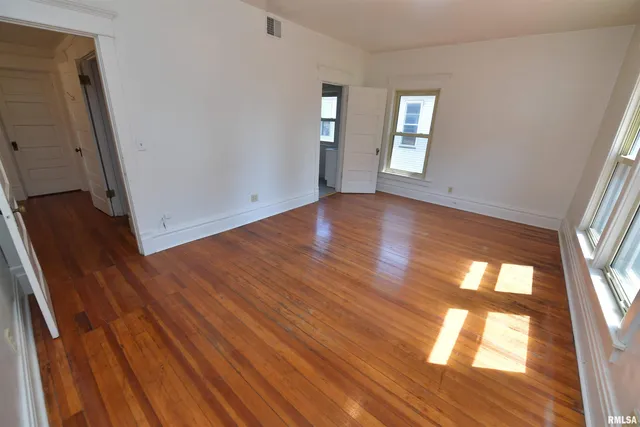 $385,000 | 919 West Moss Avenue, Peoria, IL 61606