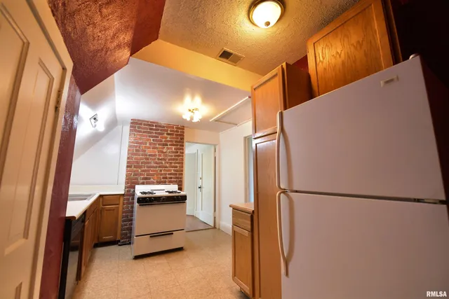 $385,000 | 919 West Moss Avenue, Peoria, IL 61606