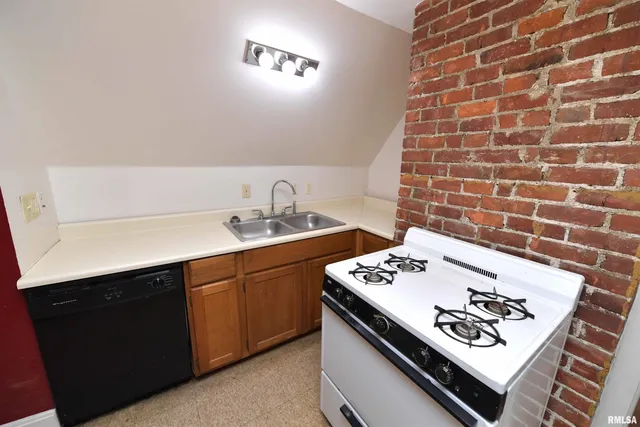 $385,000 | 919 West Moss Avenue, Peoria, IL 61606