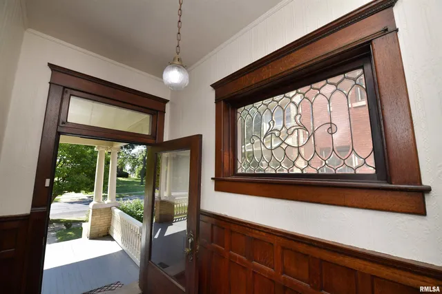 $385,000 | 919 West Moss Avenue, Peoria, IL 61606