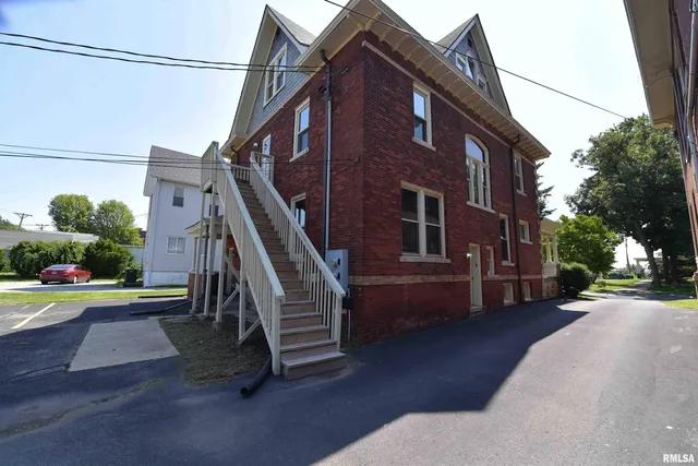 $385,000 | 919 West Moss Avenue, Peoria, IL 61606