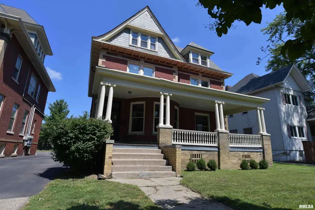 $385,000 | 919 West Moss Avenue, Peoria, IL 61606