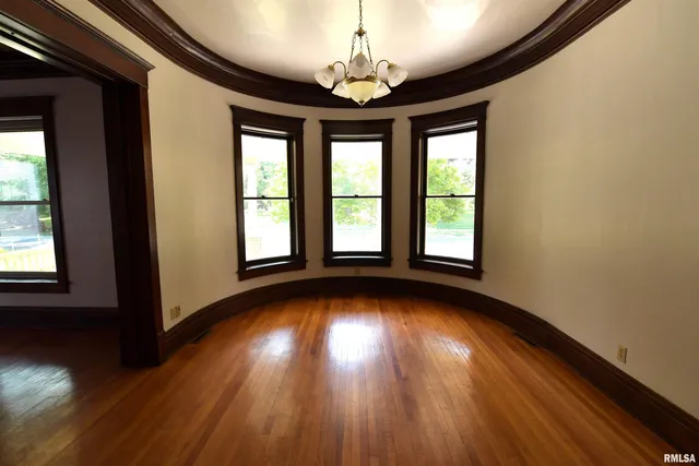 $385,000 | 919 West Moss Avenue, Peoria, IL 61606