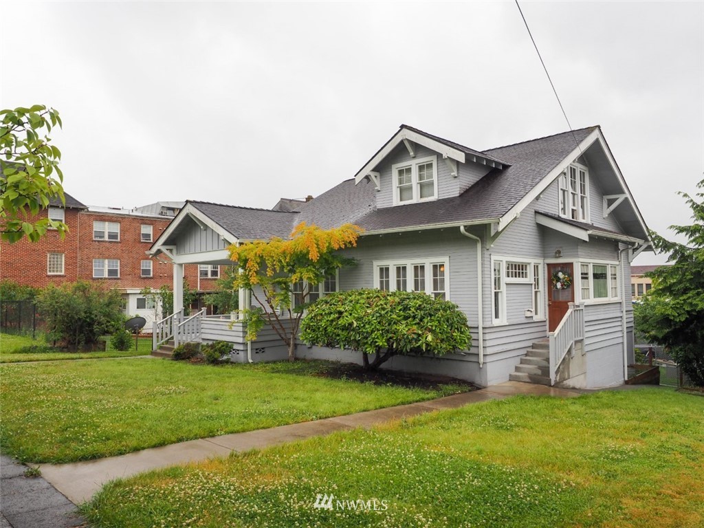 245 Southeast Washington Avenue Chehalis, WA 98532 - Photo 2 of 21 a front view of a house with a yard