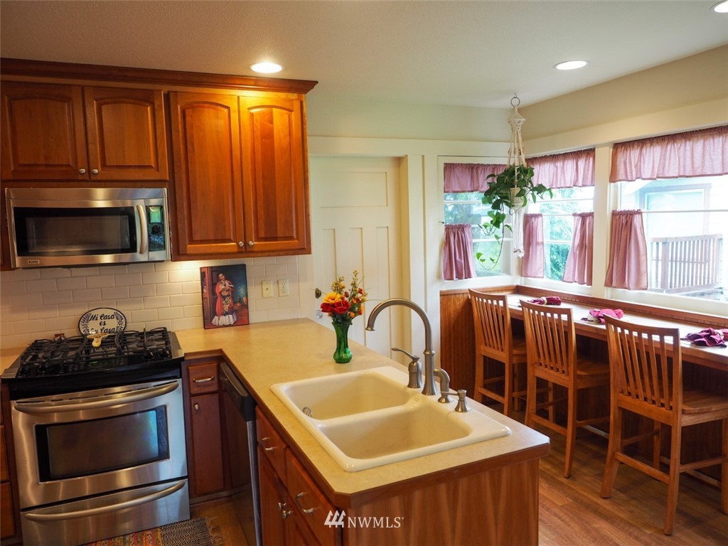 245 Southeast Washington Avenue Chehalis, WA 98532 - Photo 14 of 21 a kitchen with stainless steel appliances granite countertop a sink stove and microwave
