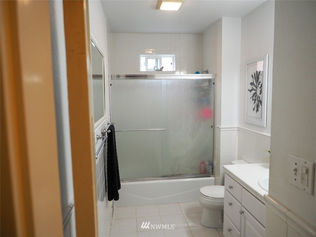 245 Southeast Washington Avenue Chehalis, WA 98532 - Photo 16 of 21 a bathroom with a granite countertop toilet and a shower