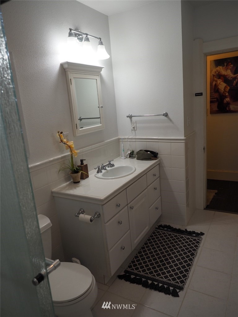 245 Southeast Washington Avenue Chehalis, WA 98532 - Photo 17 of 21 a bathroom with a sink toilet and mirror