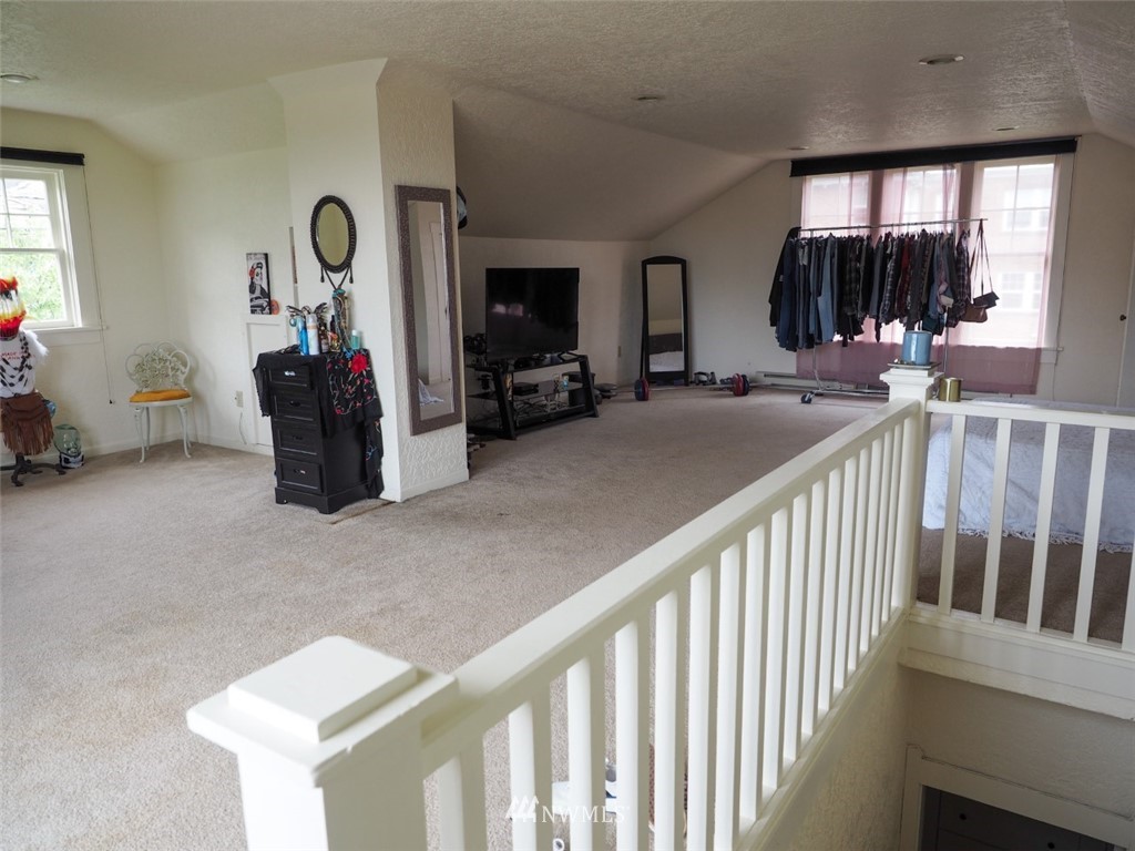 245 Southeast Washington Avenue Chehalis, WA 98532 - Photo 19 of 21 a view of a livingroom with furniture and windows