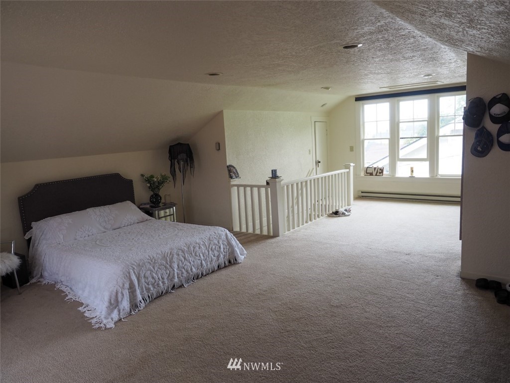 245 Southeast Washington Avenue Chehalis, WA 98532 - Photo 20 of 21 a bedroom with a bed and a large window