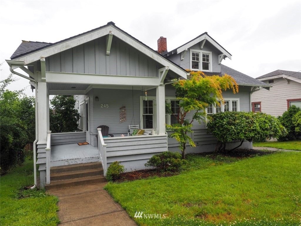 245 Southeast Washington Avenue Chehalis, WA 98532 - Photo 4 of 21 a front view of a house with a yard