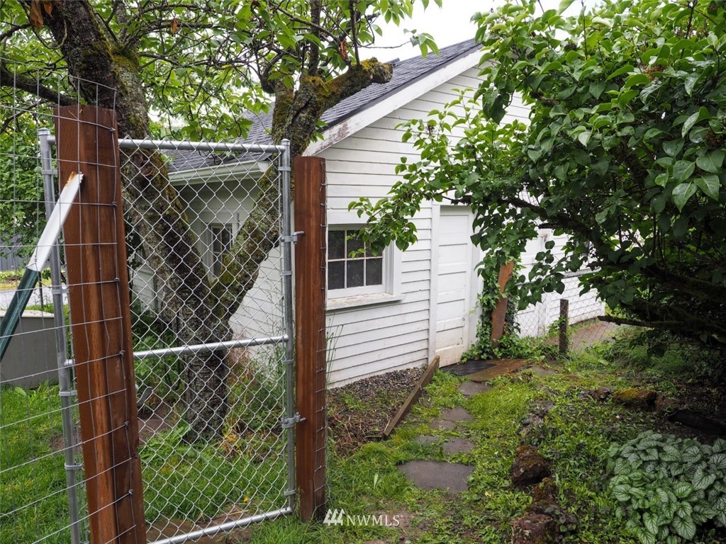 245 Southeast Washington Avenue Chehalis, WA 98532 - Photo 9 of 21 a view of a backyard