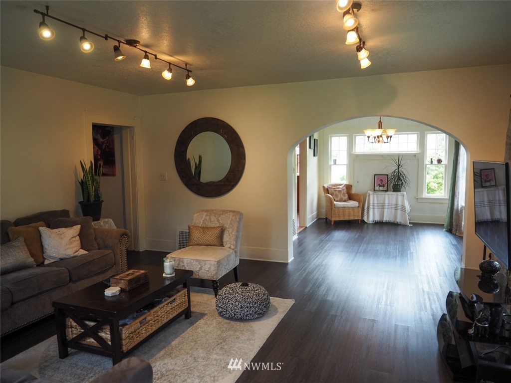 245 Southeast Washington Avenue Chehalis, WA 98532 - Photo 10 of 21 a living room with furniture and a wooden floor
