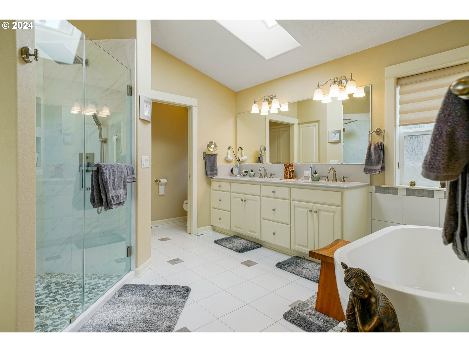 2155 Southeast Rhododendron Avenue Dallas, OR 97338 - Photo 24 of 40 a bathroom with a sink a toilet a mirror and shower