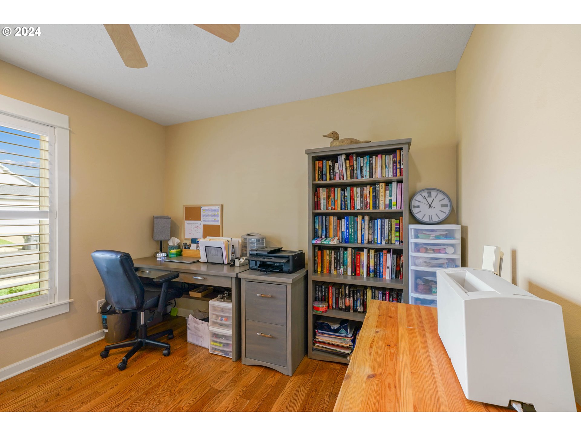 2155 Southeast Rhododendron Avenue Dallas, OR 97338 - Photo 33 of 40 a workspace with furniture and window