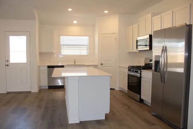 $2,400 | 203 Donnington Drive, Hutto, TX 78634