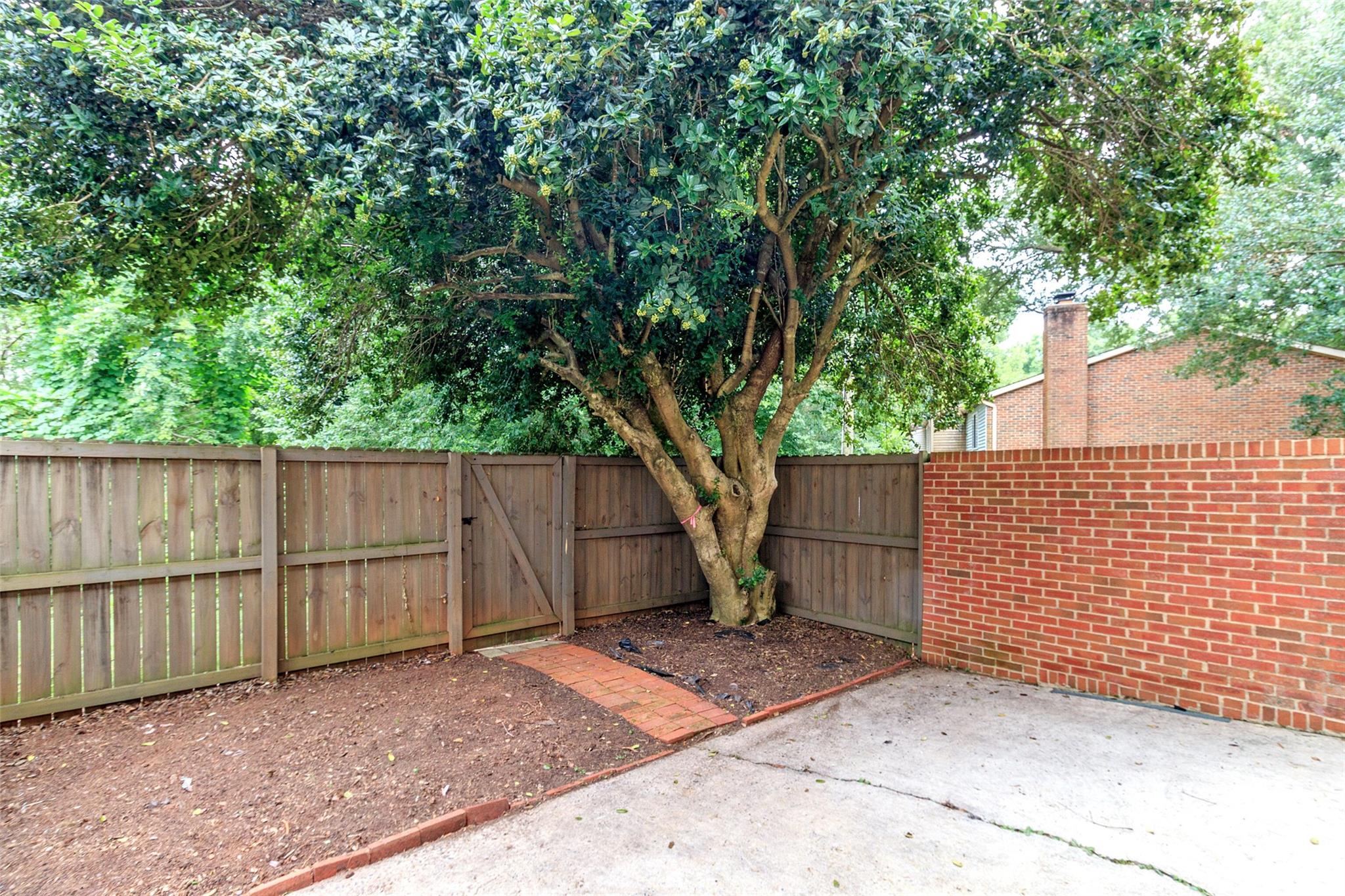 8300 Knights Bridge Road Charlotte, NC 28210 - Photo 38 of 47 a backyard of a house with lots of green space