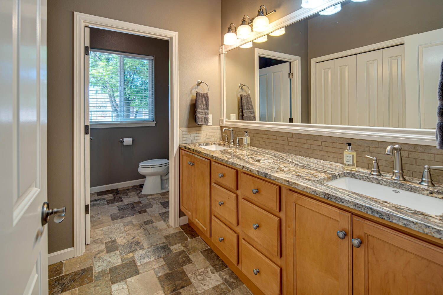 61542 Ward Road Bend, OR 97702 - Photo 22 of 65 Full downstairs guest bathroom.