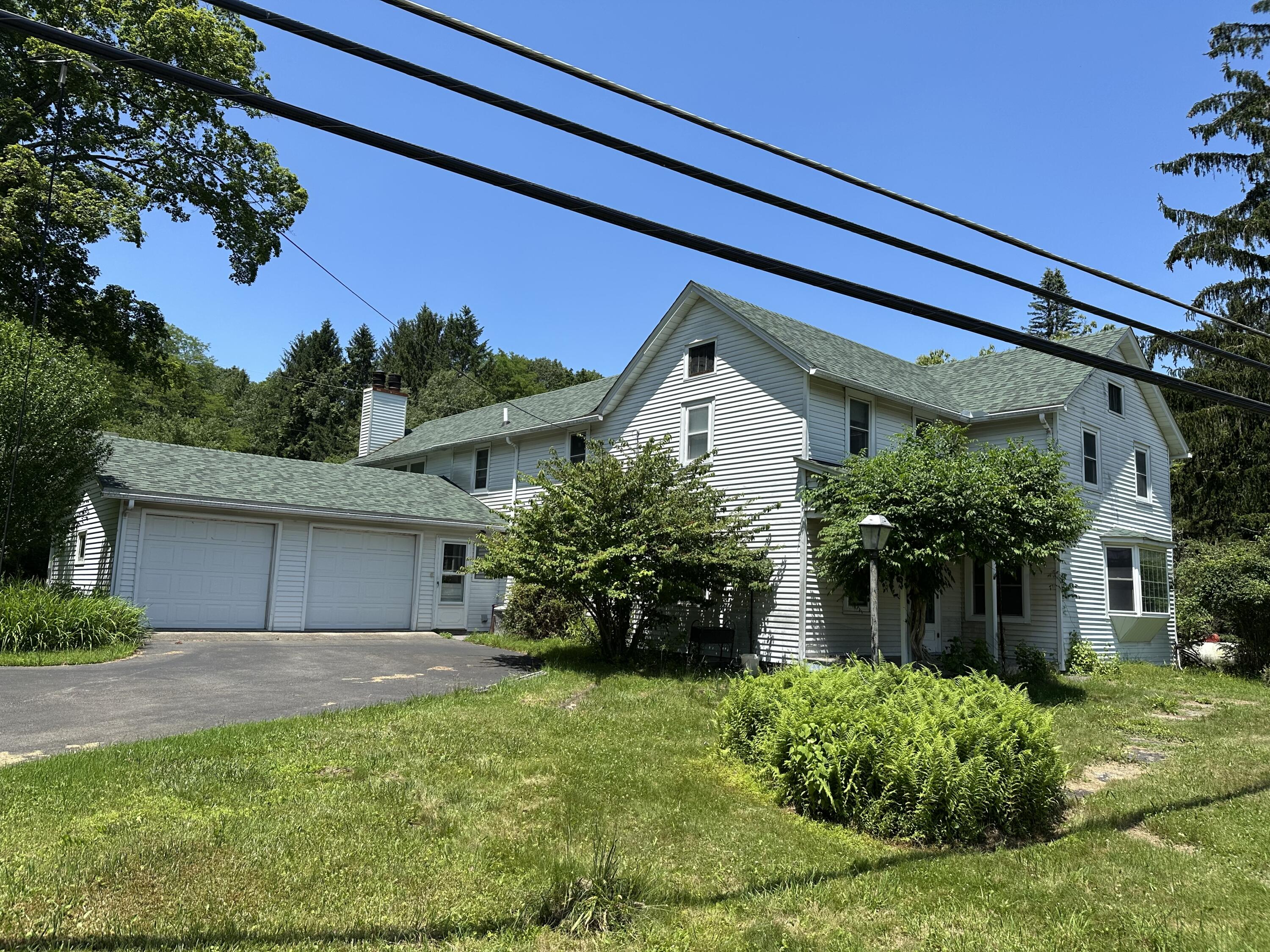337 Summit Road Swiftwater, PA 18370 - Photo 2 of 35 front view of a house with a yard