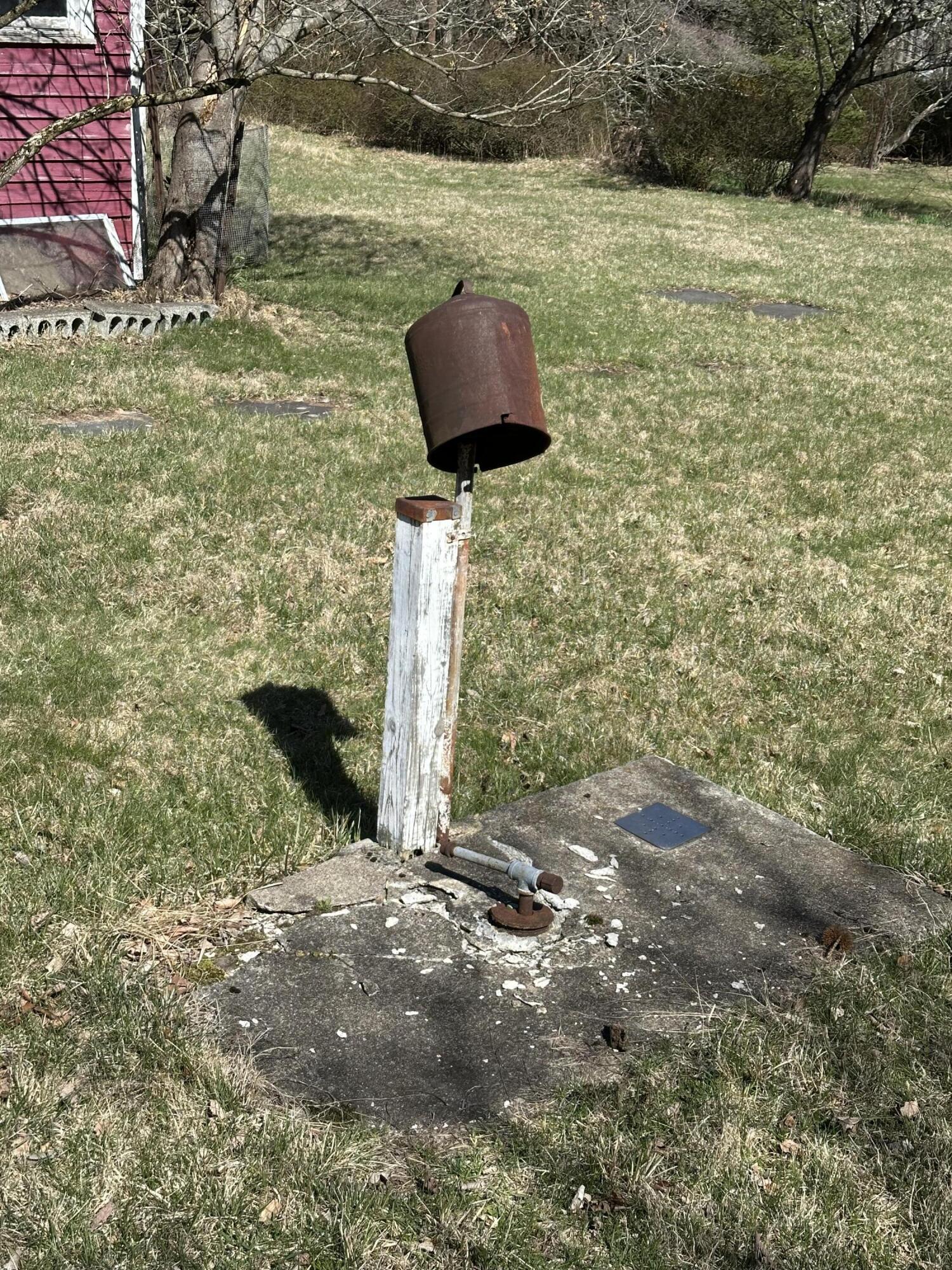 337 Summit Road Swiftwater, PA 18370 - Photo 10 of 35 a view of statue in the backyard of a house