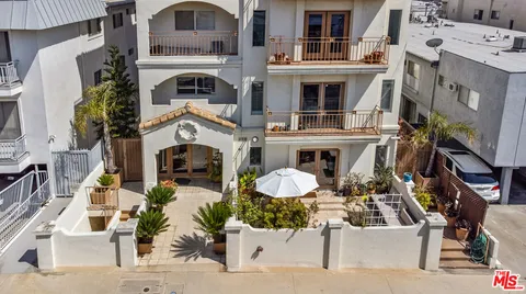 $1,195,000 | 11838 Kiowa Avenue, Unit 101, Los Angeles, CA 90049