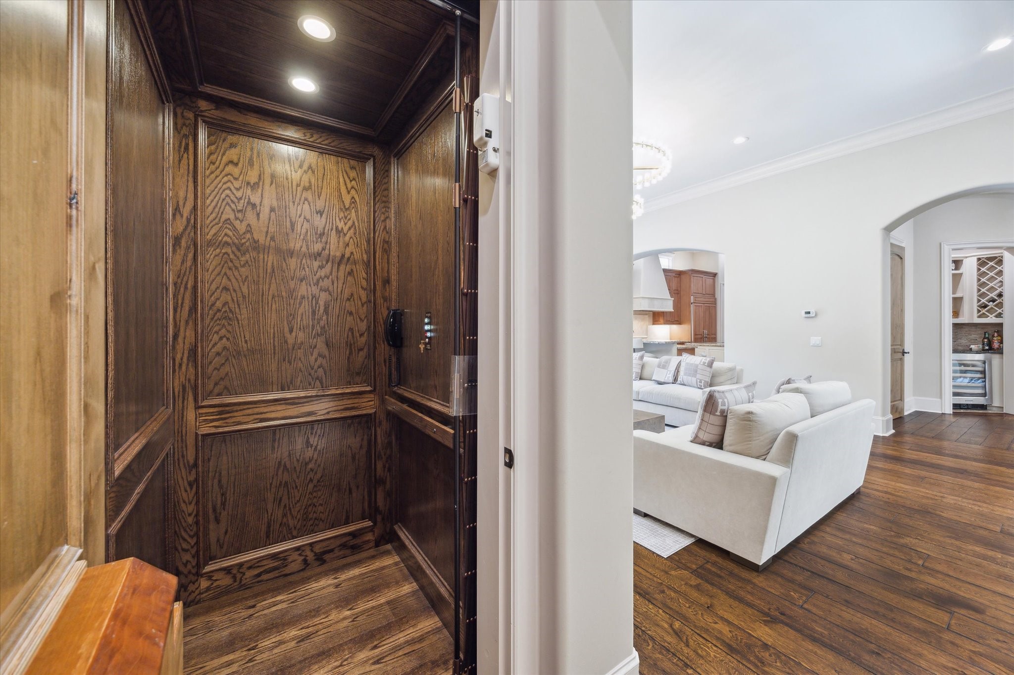 1110 Longmont Pl Court Houston, TX 77056 - Photo 18 of 35 a en suite bathroom with a tub and shower