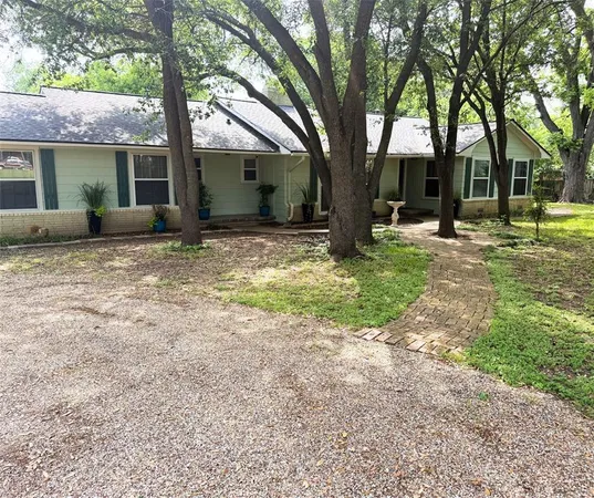 a view of a house with yard and tree s