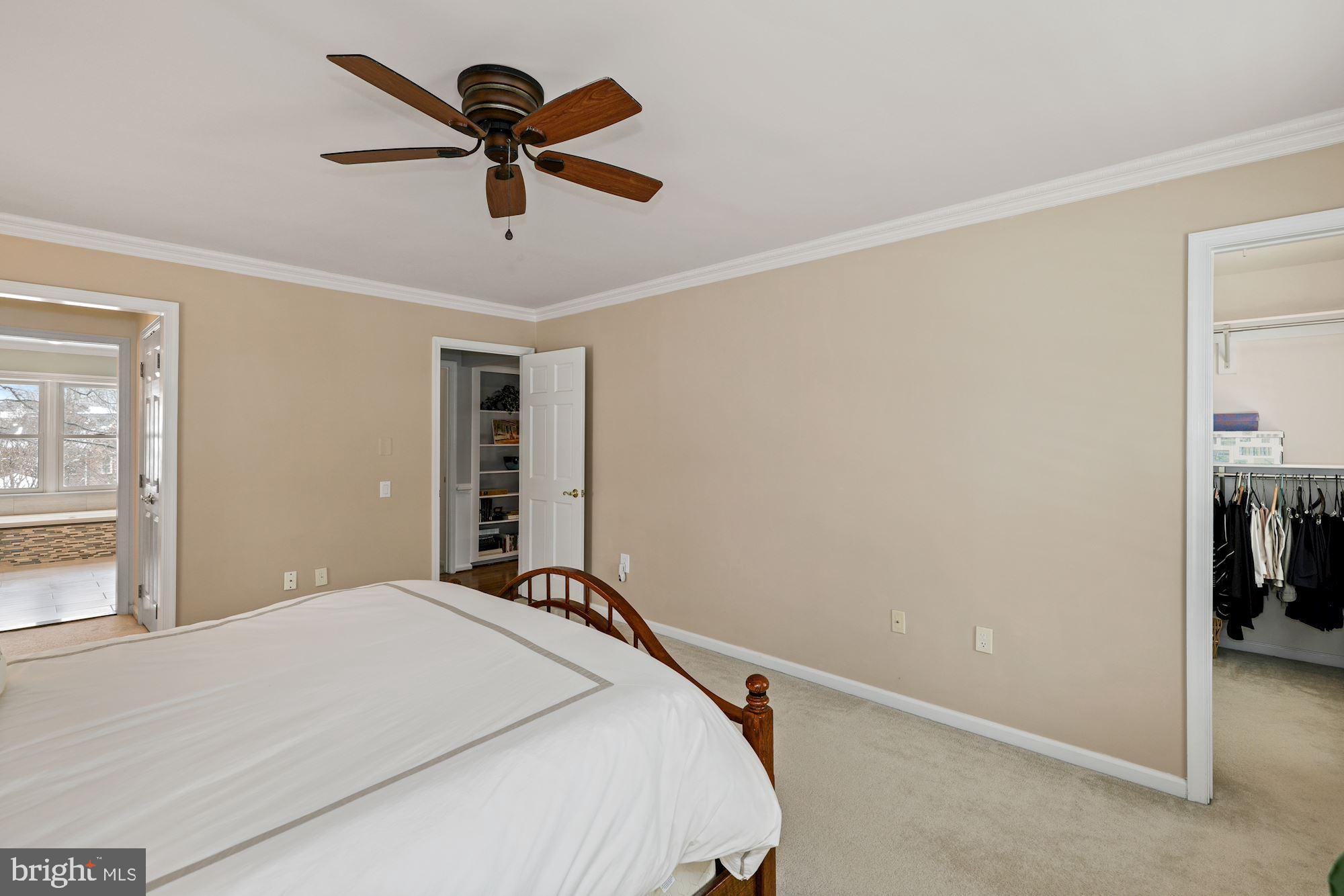 203 Tschiffely Square Road Gaithersburg, MD 20878 - Photo 18 of 38 Main bedroom w/2 walk in closets + double closet