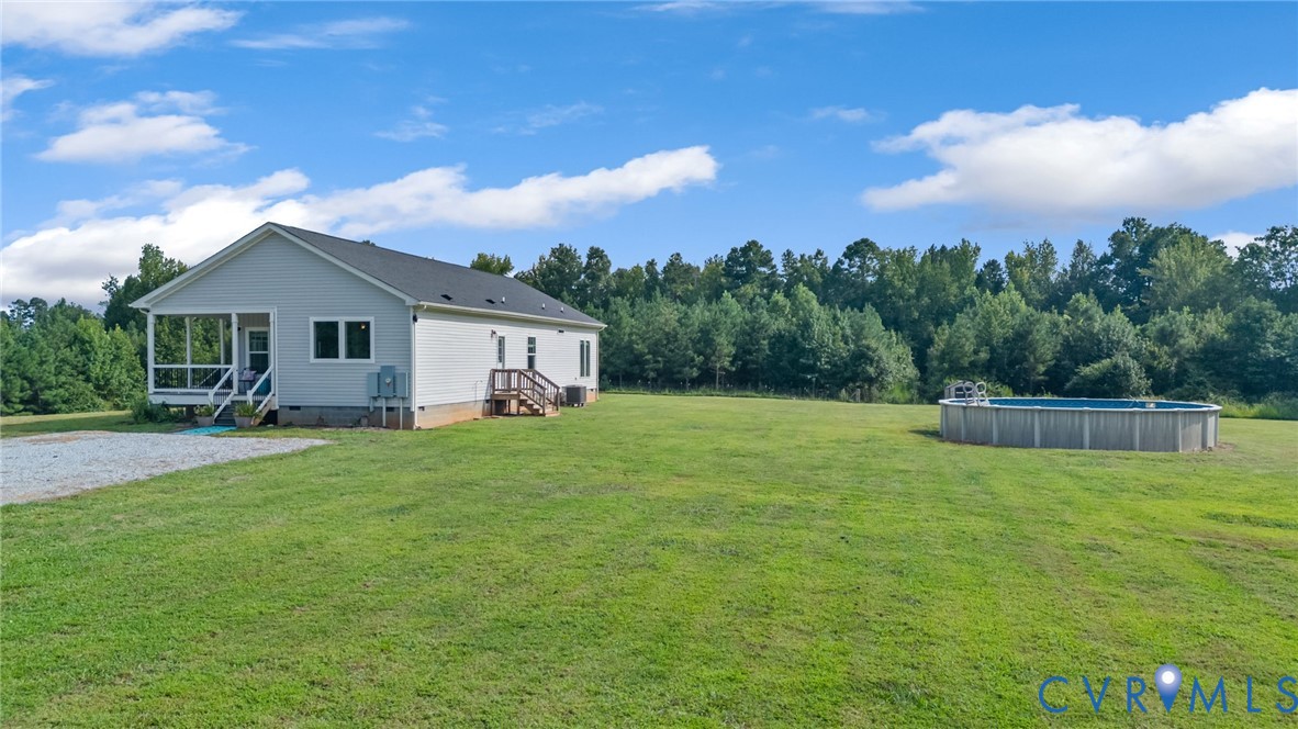 Expansive green lawn featuring an above-ground poo