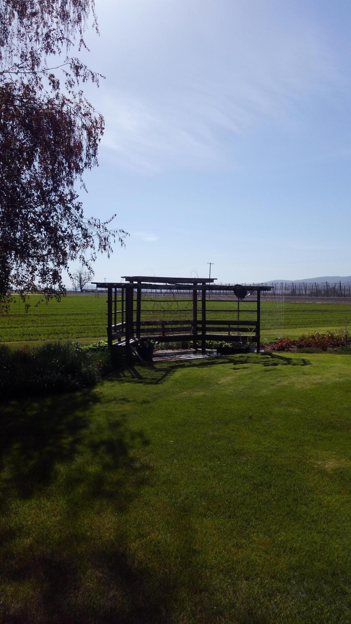 10043 Fort Road Wapato, WA 98951 - Photo 11 of 64 a view of outdoor space and yard