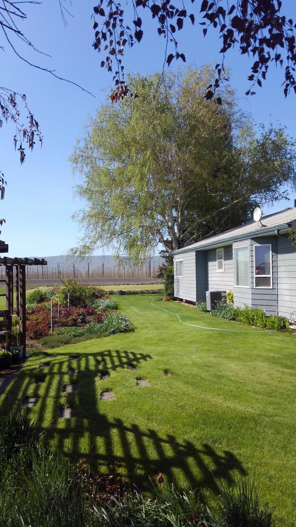 10043 Fort Road Wapato, WA 98951 - Photo 12 of 64 a view of a house with a yard