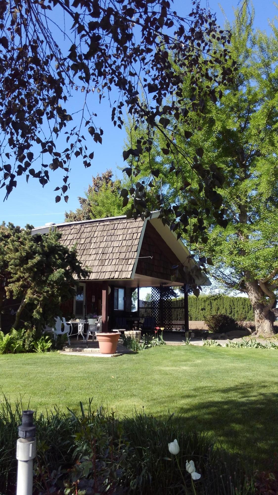 10043 Fort Road Wapato, WA 98951 - Photo 14 of 64 a front view of a house with a garden