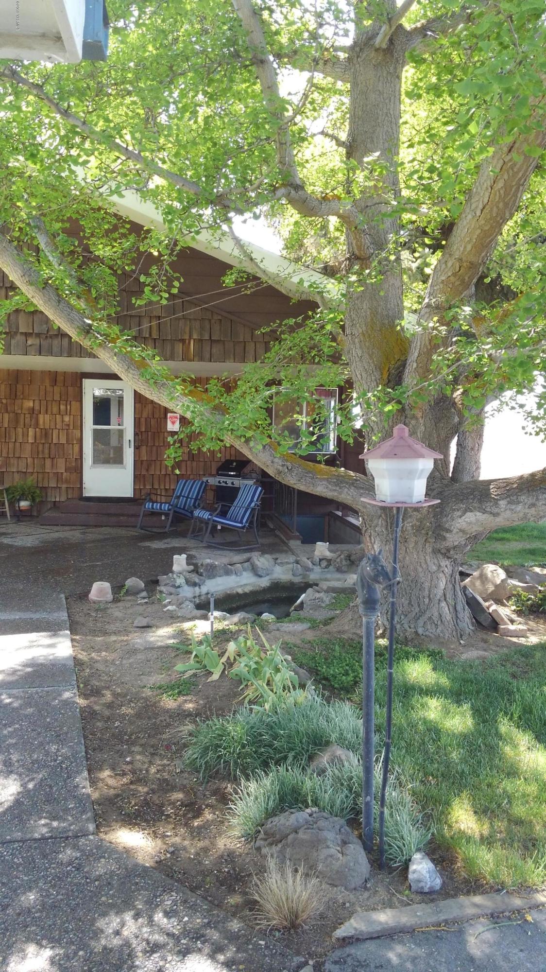 10043 Fort Road Wapato, WA 98951 - Photo 15 of 64 a backyard of a house with yard and outdoor seating