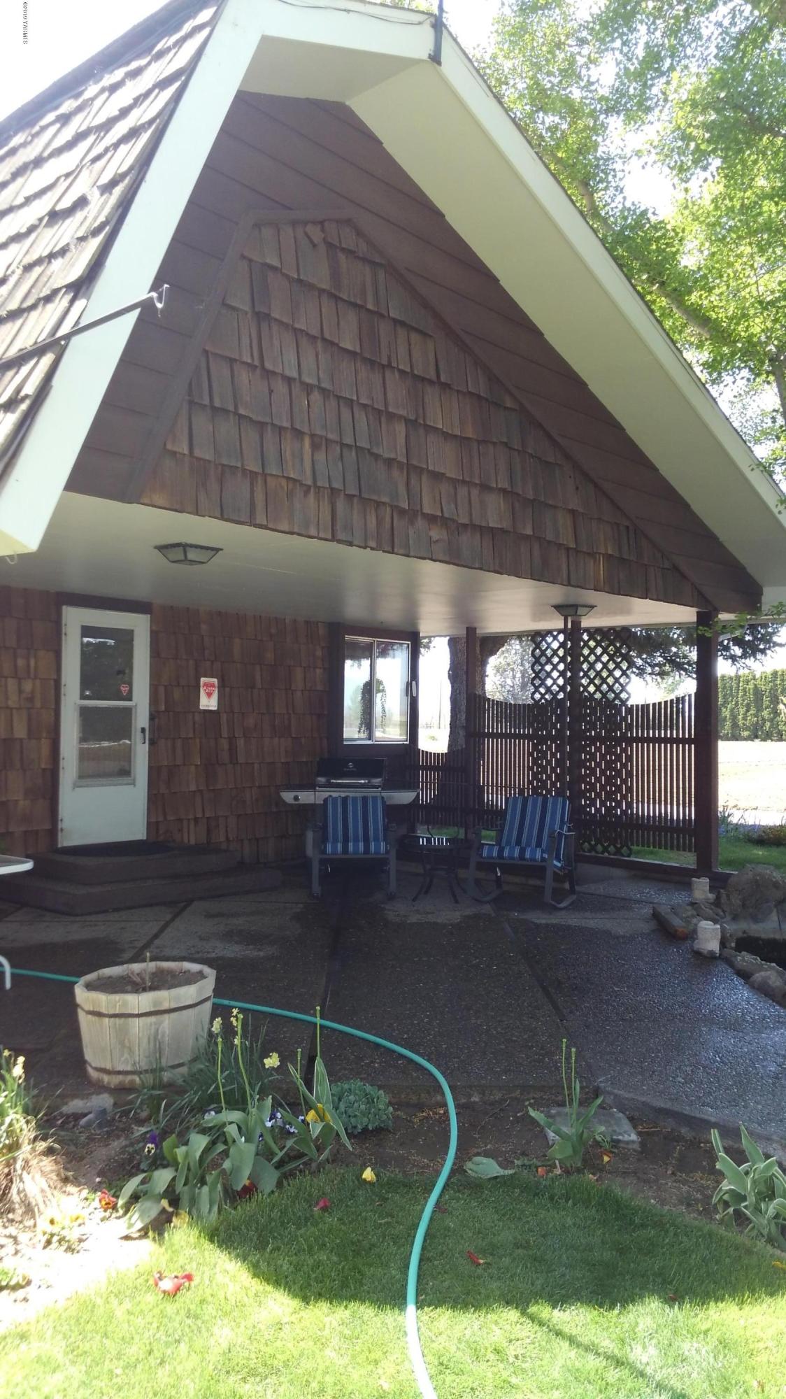 10043 Fort Road Wapato, WA 98951 - Photo 16 of 64 a swimming pool with outdoor seating and yard