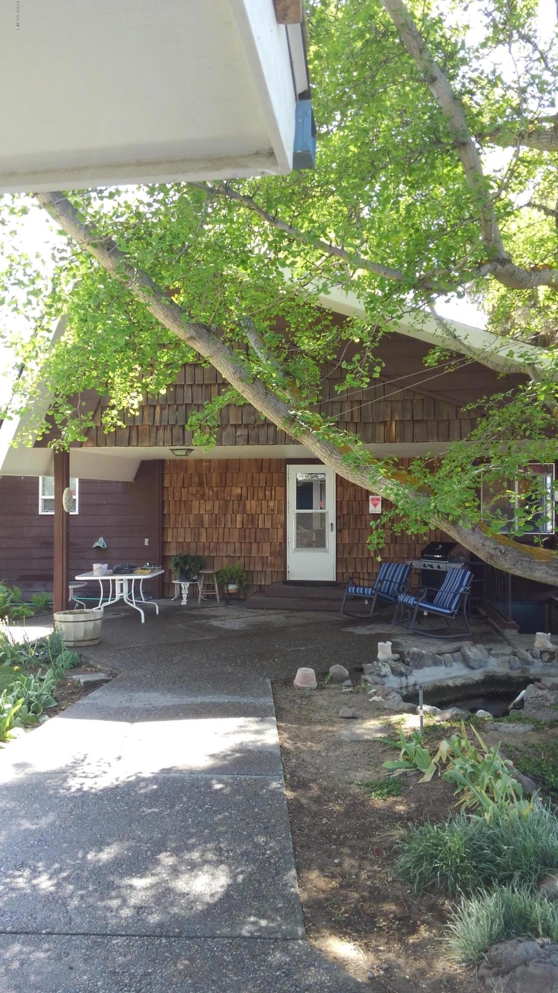 10043 Fort Road Wapato, WA 98951 - Photo 19 of 64 a view of a yard with an outdoor space
