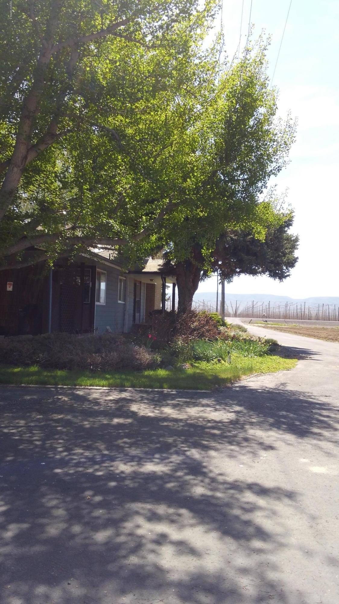 10043 Fort Road Wapato, WA 98951 - Photo 23 of 64 a view of a house with a yard
